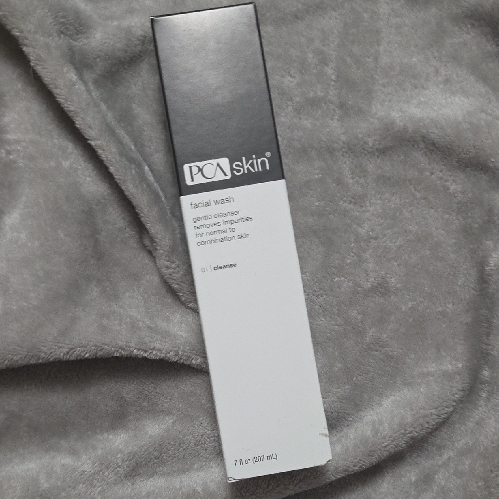 Facial Wash - Black and White